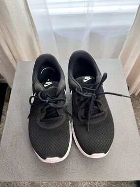 Nike Black Tanjun Women’s Sz 9
